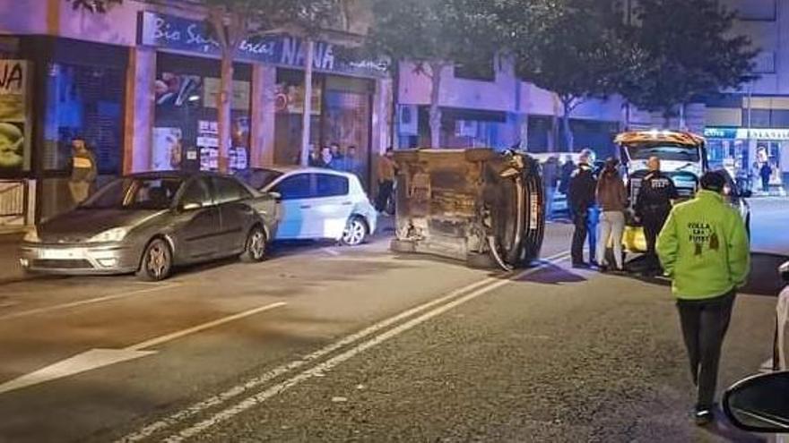 Bolca un cotxe al centre de Palamós després de topar amb un cotxe aparcat