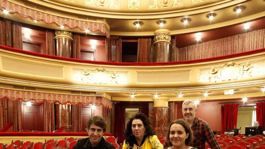 De izquierda a derecha, Borja Roces, José Troncoso, Ana Eva Guerra, Moisés González y Leticia Sánchez Ruiz, en el Palacio Valdés.