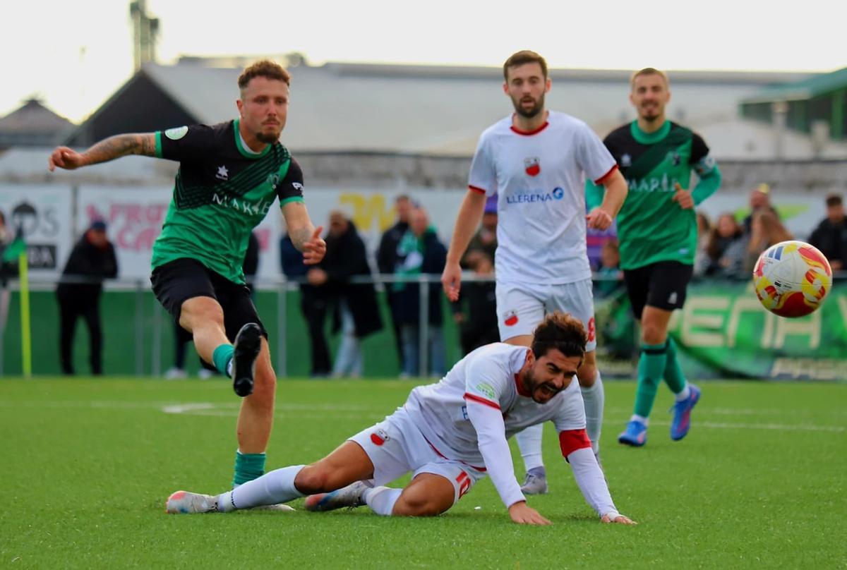 Josito trata de jugar el balón ante la oposición de Mario Tomé.