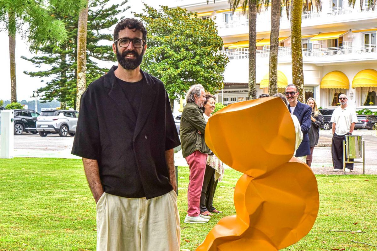 El artista junto a una de sus obras.