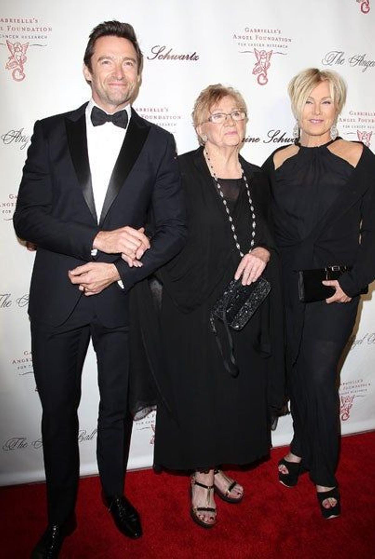 Hugh Jackman con su mujer y su suegra