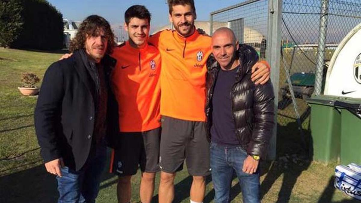 Carles Puyol e Iván de la Peña con Álvaro Morata y Fernando Llorente