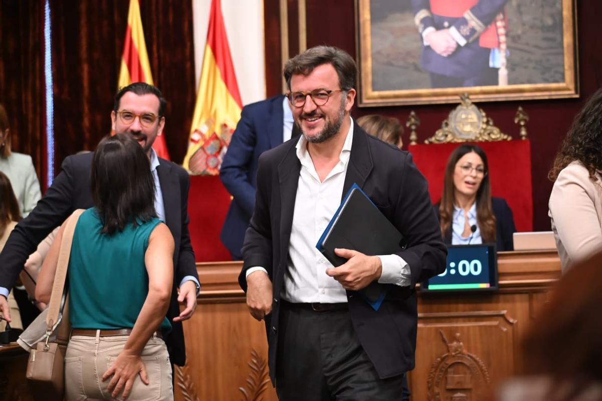 El alcalde de Elche, que no intervino en el pleno, sale con cara de satisfacción de la sesión