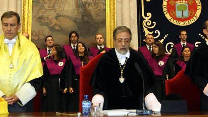 El consejero de Educación, Juan José Mateos, y los rectores de la Universidad de Valladolid, Marcos Sacristán (C), y el de la UEMC, Martín Fernández Antolín, asisten a la inauguración del curso académico 2010-2011 de la Universidad de Valladolid