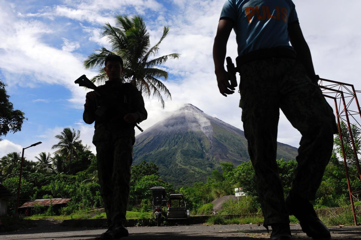 El volcán Mayón sigue activo en Filipinas