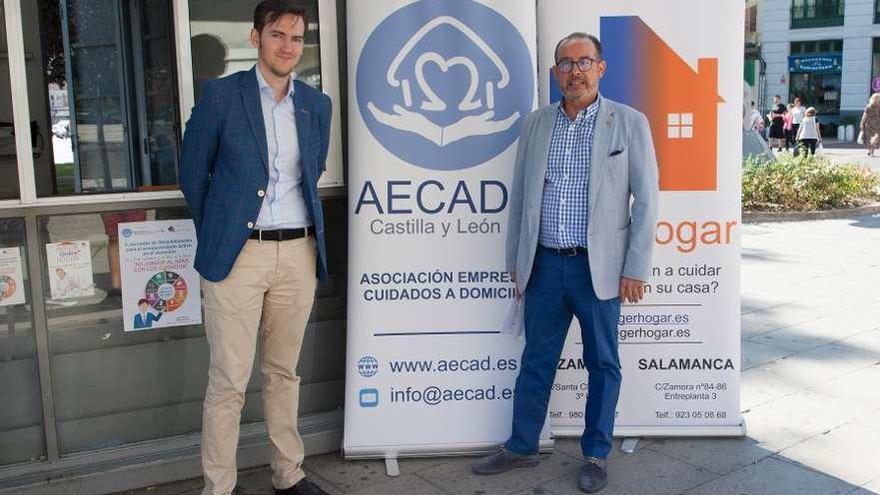 A la izquierda, Cuadrado durante la jornada de sensibilización de los cuidados domiciliarios.