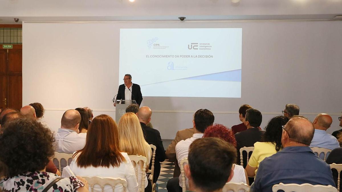 El presidente de la Diputación de Alicante, Toni Pérez, interviene este martes en la presentación de las nuevas herramientas de la institución provincial