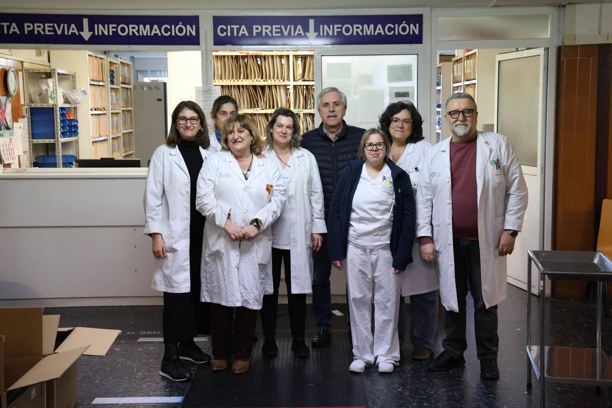 El doctor Alberto Bravo, exjefe del centro de salud, vestido de calle, junto a parte del equipo del centro, en el día que cierra.