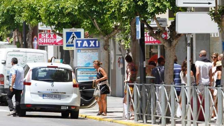 Parada de taxis en la avenida Bartomeu Roselló.