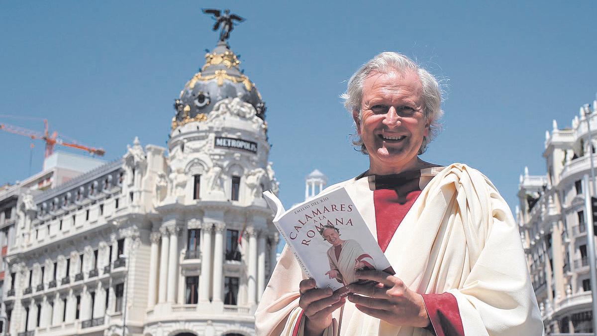 Emilio del Río, con su libro.