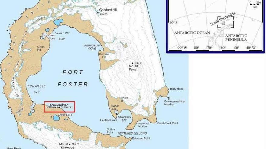 Mapa que sitúa la base española en isla Decepción respecto al continente americano. En el recuadro, un soldado prueba el traje de supervivencia con el que van a experimentar en O Grove desde el lunes.