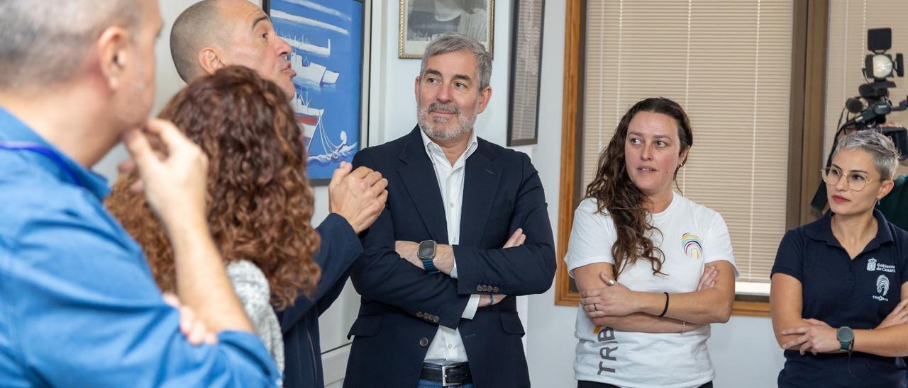 El presidente de Canarias Fernando Clavijo junto a Marta Martín, de Trib-Arte, y otras personas.