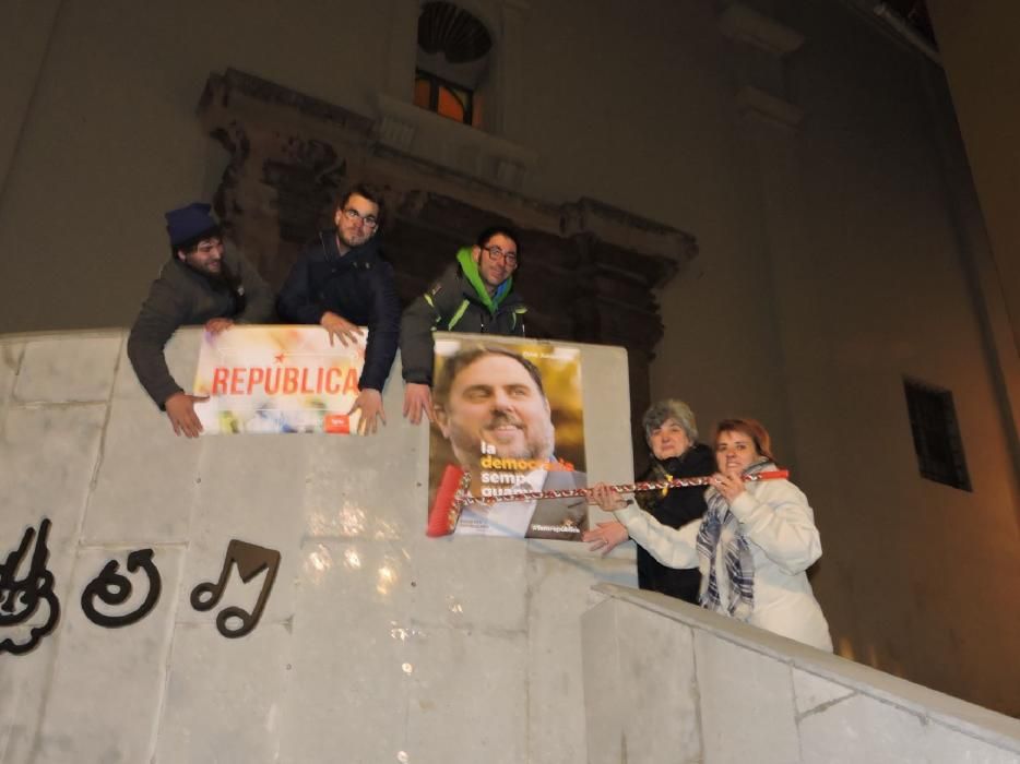 Enganxada de cartells a la Catalunya Central