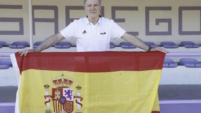 Ignacio Churruca posa en Sariego con la bandera de España. | MARCOS LEÓN