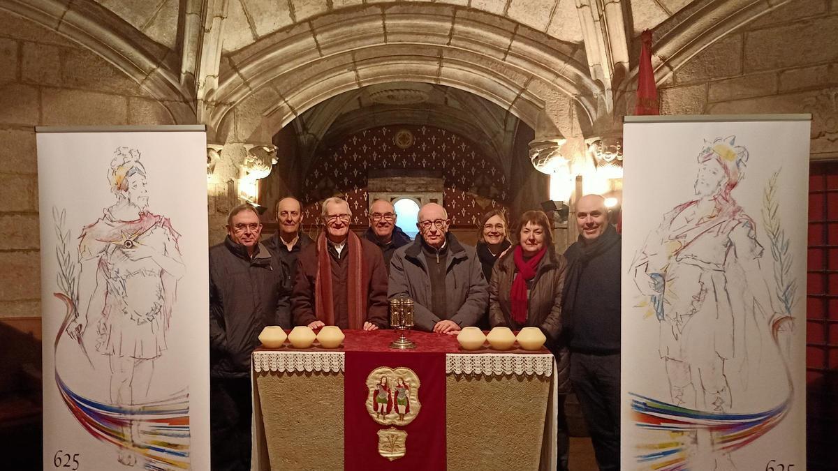 Comissió organitzadora de la Germandat dels Sants Màrtirs de Cardona i les relíquies dels Sants, a la  cripta