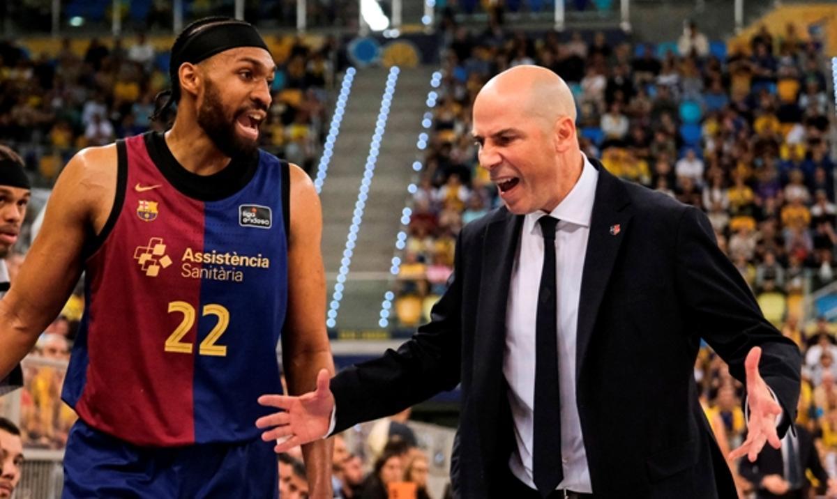 Joan Peñarroya discute una acción con Jabari Parker durante el encuentro ante el Gran Canaria