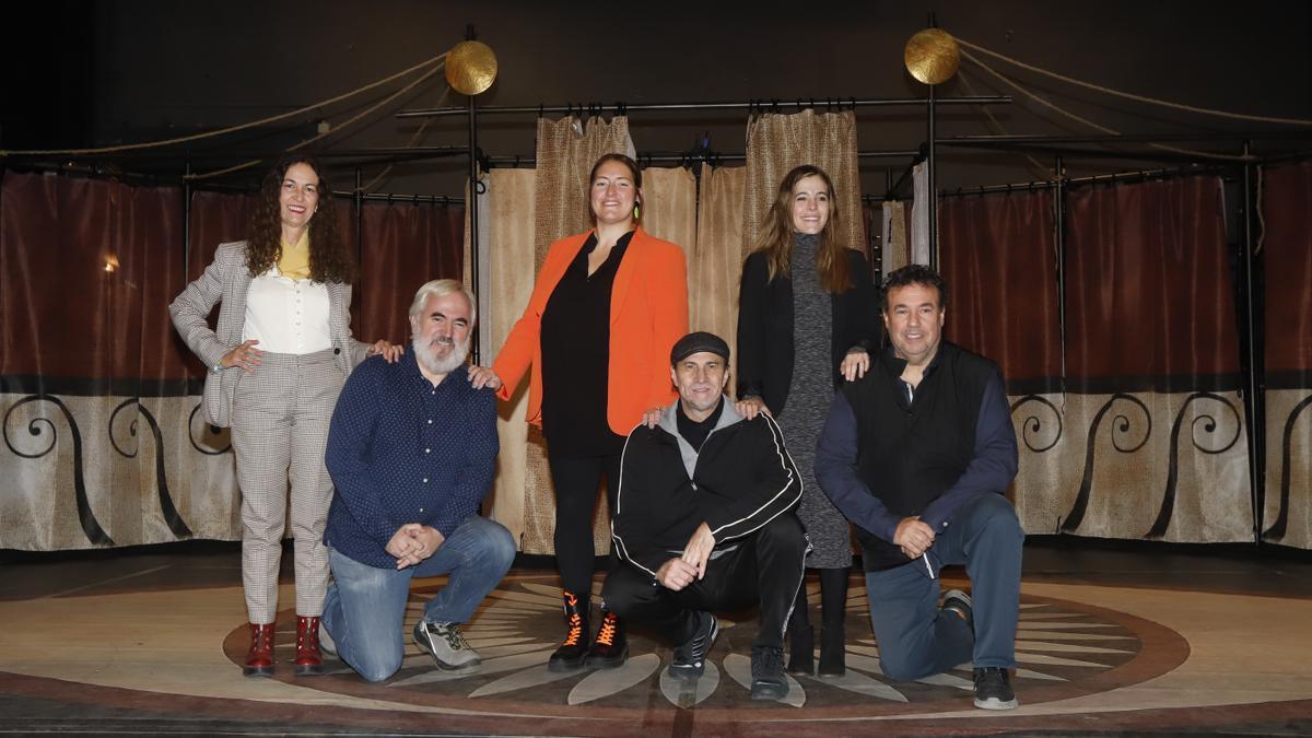 María López Insausti, Alfonso Plou, Irene Alquézar, Carlos Martín, Alba Gallego y Félix Martín, en el Teatro Principal de Zaragoza, donde representarán 'Edipo'.