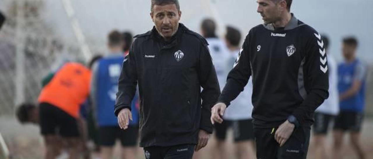 El técnico del Castellón, Óscar Cano, durante el entrenamiento de ayer del equipo albinegro.