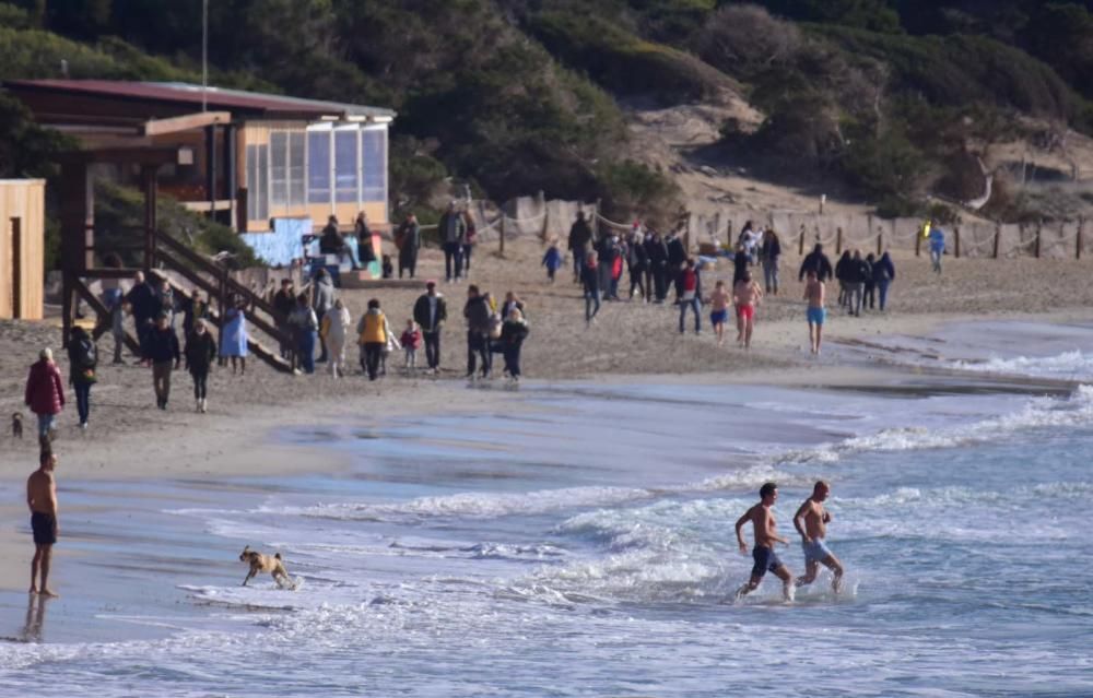 Primer baño del año en ses Salines.