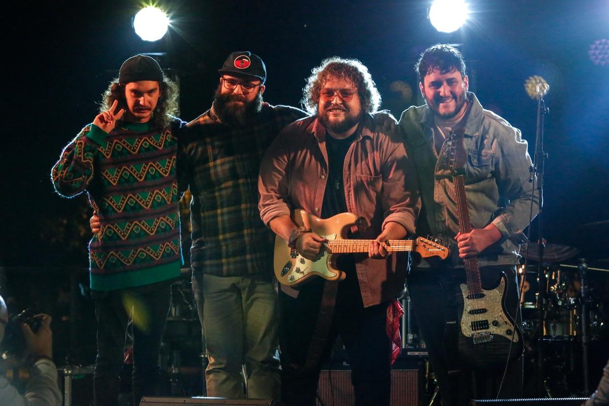 Robie Rojas, con la banda, en la final de Música Propia By Planneo, organizada por Radio Córdoba.