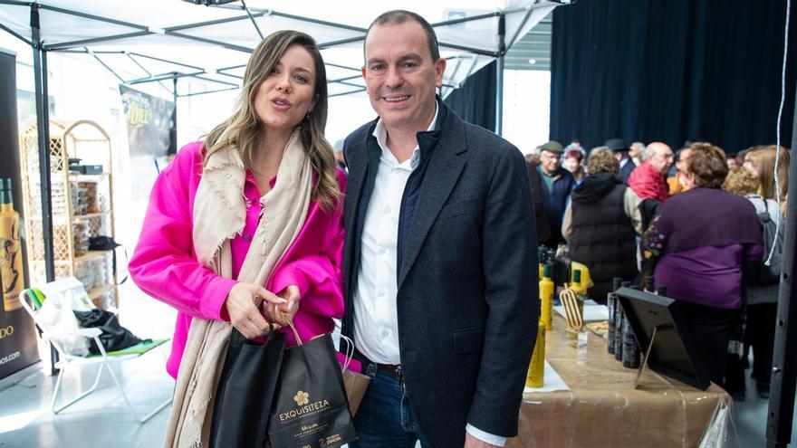 La cantante Lorena Gómez y Francisco Requejo en el mercado de productos zamoranos