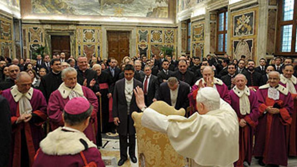 El papa Benedicto XVI saluda a los integrantes del Tribunal de la Rota.