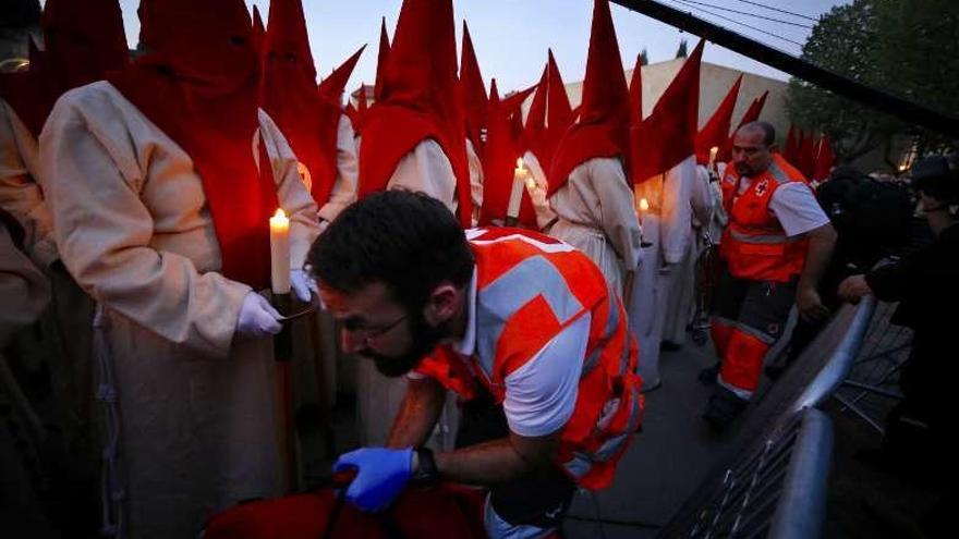 &quot;Estameña blanca y botiquín&quot;, de Ana Arias, premio de foto de Cruz Roja