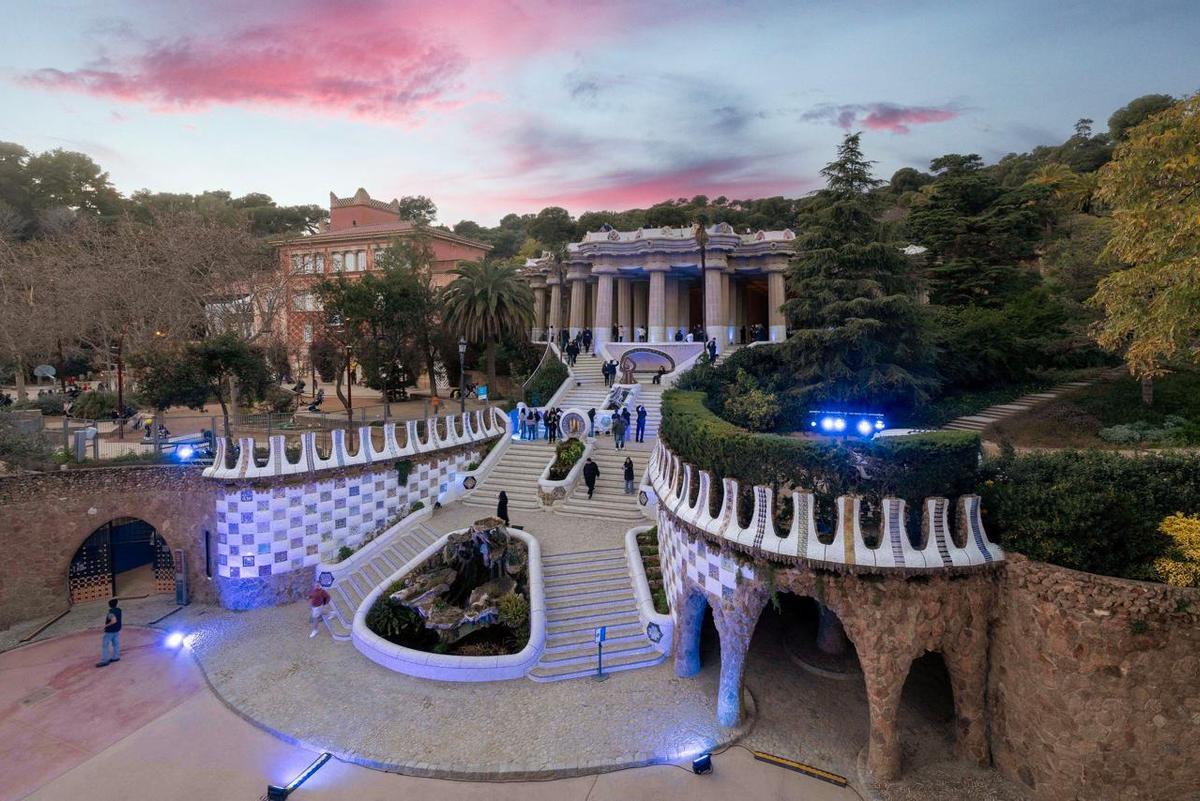 Primeros momentos de la iluminación de color azul en el Park Güell, aún con luz del día.