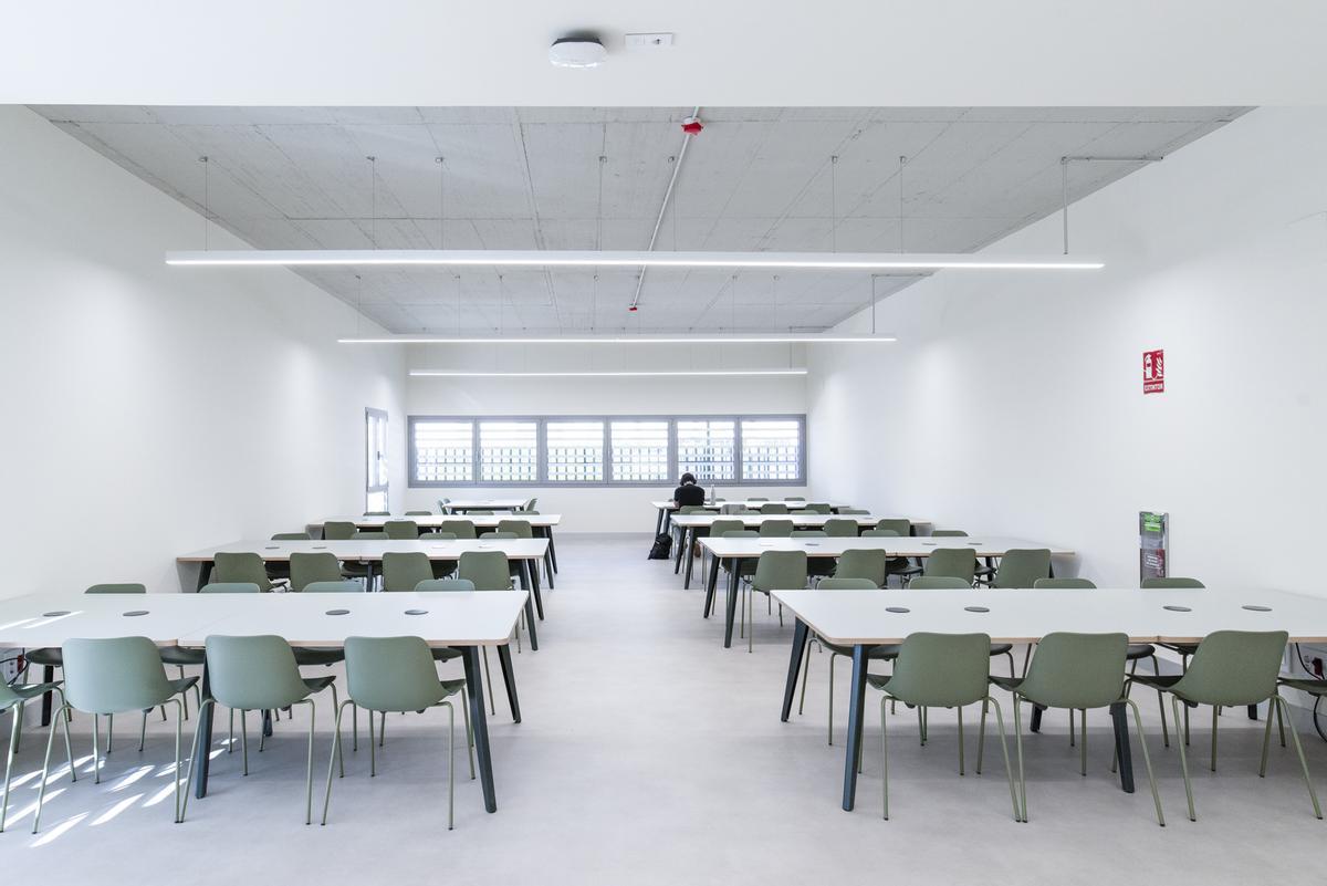 A Centro de usos múltiples y biblioteca 'Mercedes Formica' en El Limonar