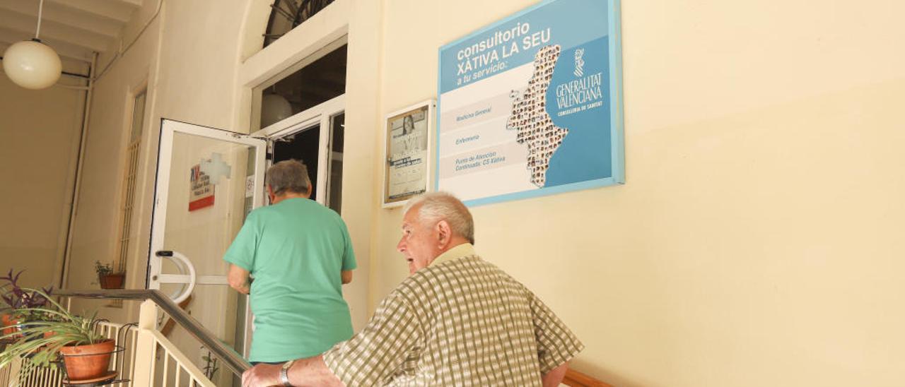 Dos hombres entrando a un centro de salud de Xàtiva.