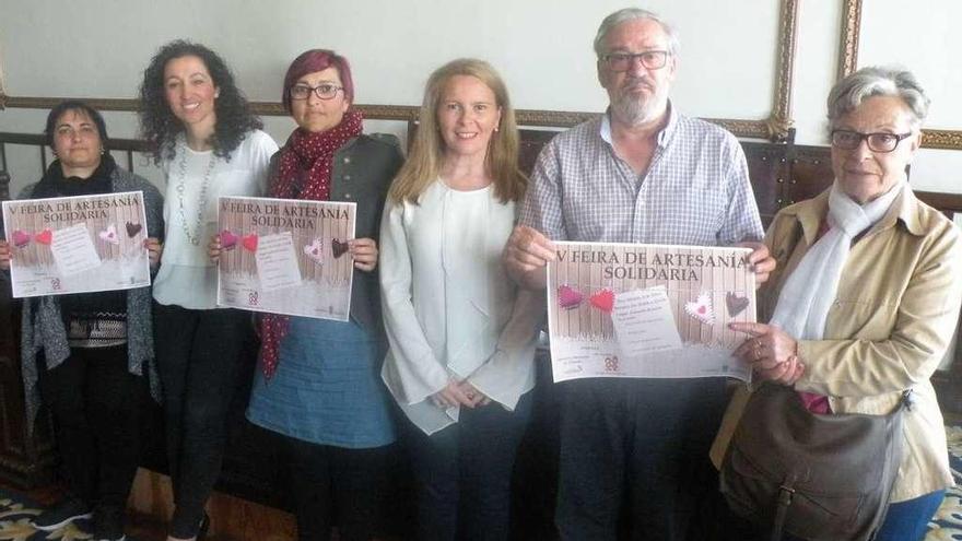 Los organizadores presentaron el cartel con las concejalas Marián Sanmarín y Beatriz Gómez. // S.A.