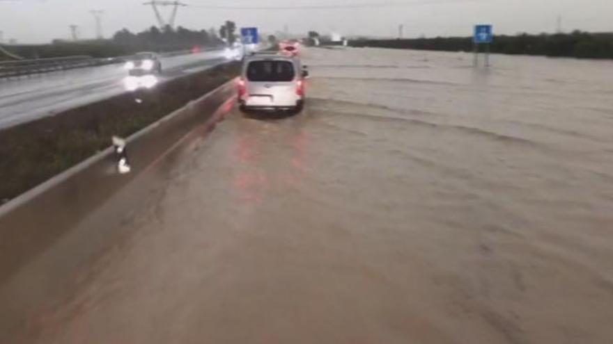 Una tromba de agua inunda la carretera A-7 entre Beneixida y Alberic