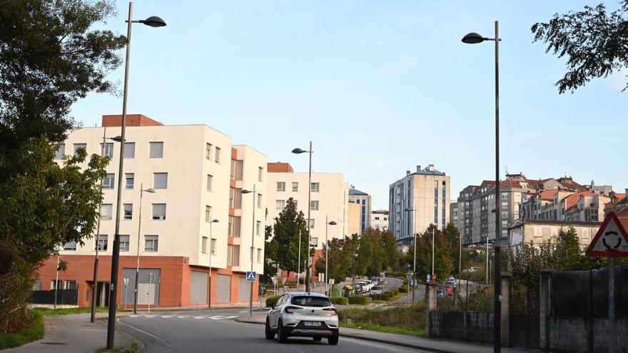 Farolas de iluminación pública en el barrio de Valdecorvos de Pontevedra.