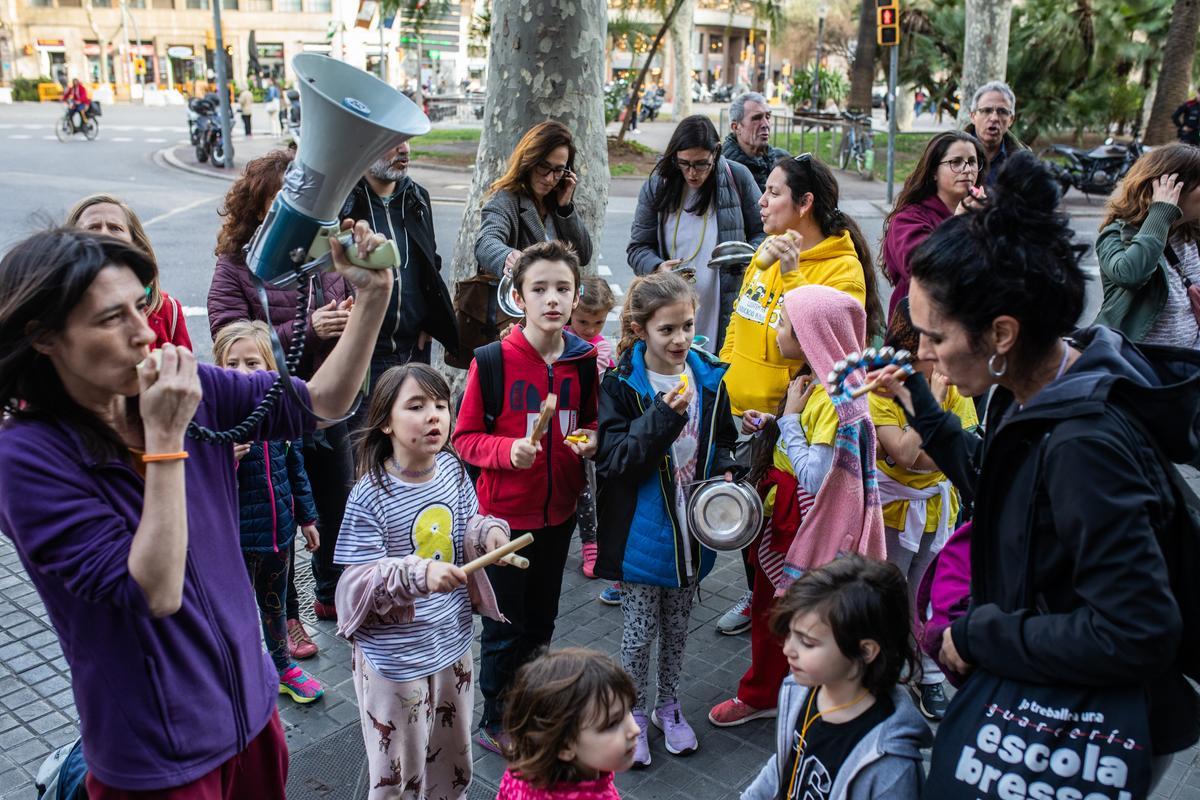 Les famílies demanen ja un pla de xoc contra la calor a les aules