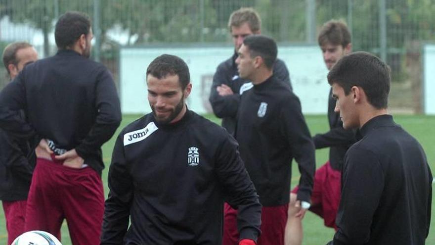 Juanlu Hens toca el balón durante un entrenamiento del Fútbol Club Cartagena.