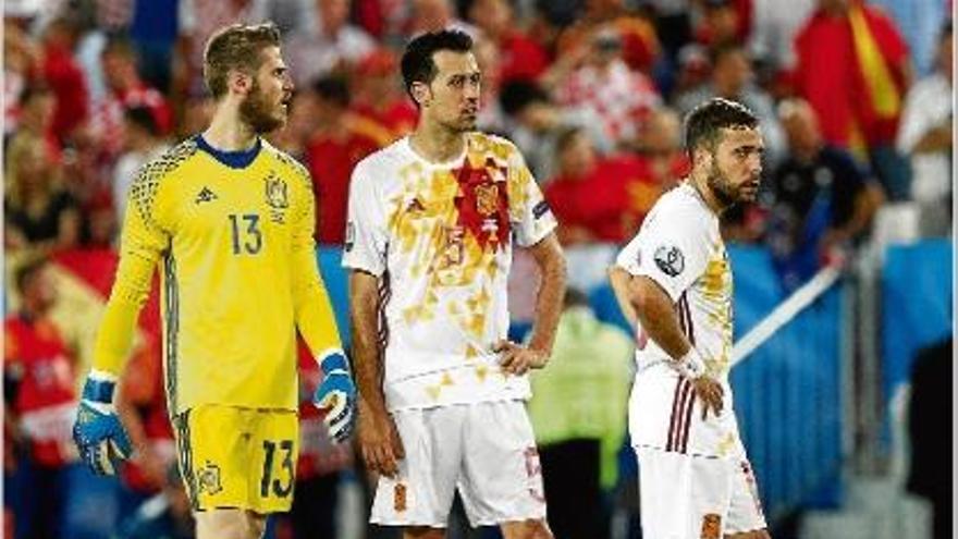 David De Gea, Sergio Busquets i Jordi Alba, abatuts després del partit contra Croàcia.