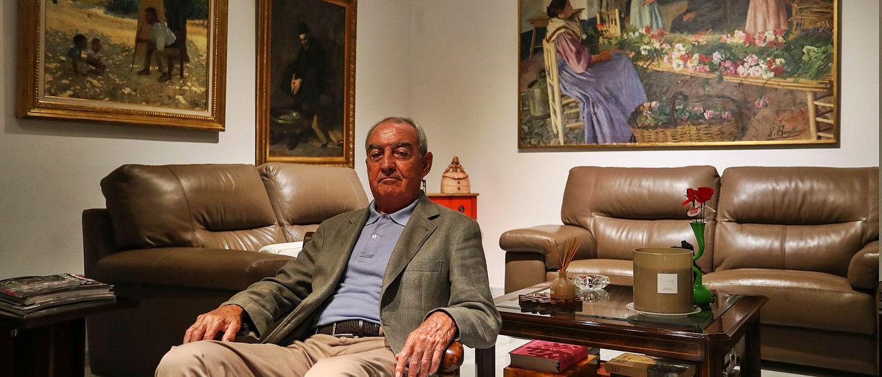 F. Félix, en su despacho, con una cerámica de Lladró, regalo de empresarios y amigos al cumplir 70 años  | F. Calabuig