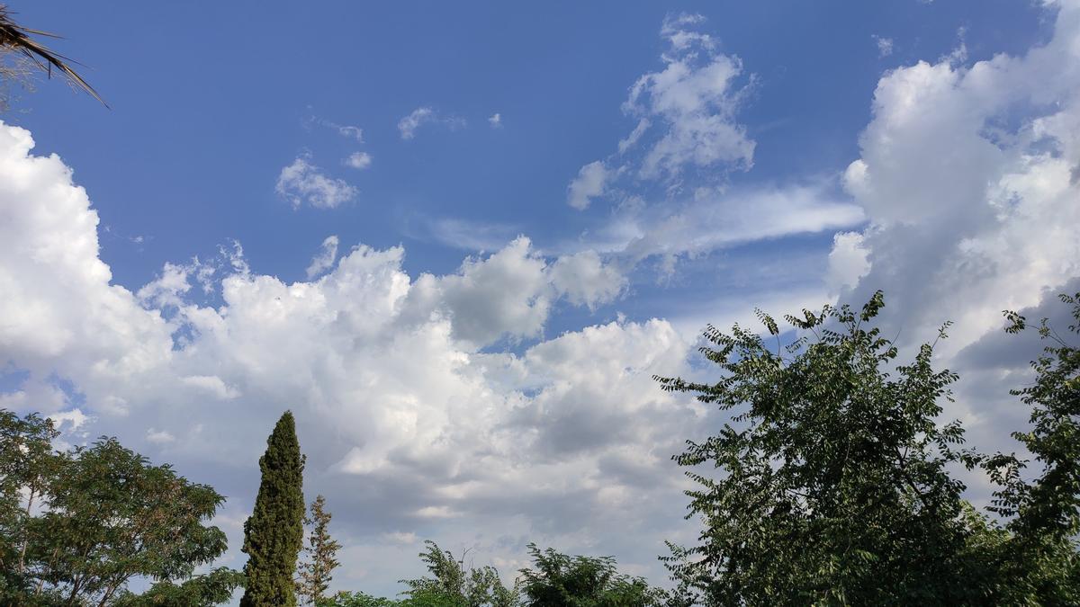 Imagen de archivo de un cielo con nubes.