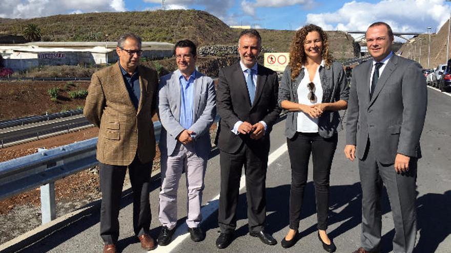 Delgado, Facundo, Torres, Chacón e Hidalgo, ayer en la nueva carretera.