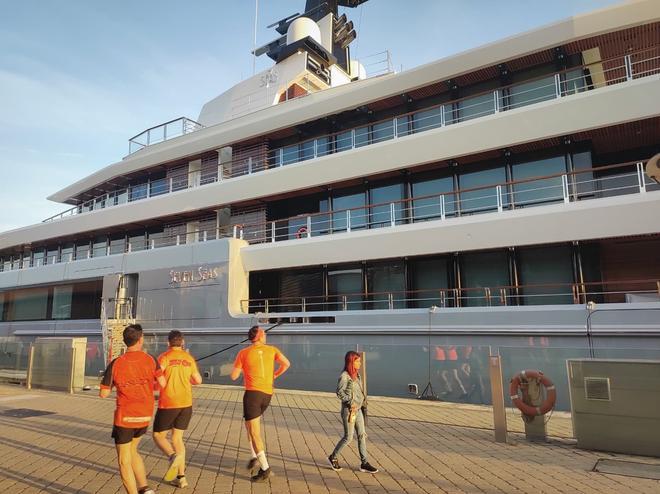 Vecinos y turistas, fascinados por el lujoso yate de Steven Spielberg en Tarragona: "¿Crees que estará a bordo?"