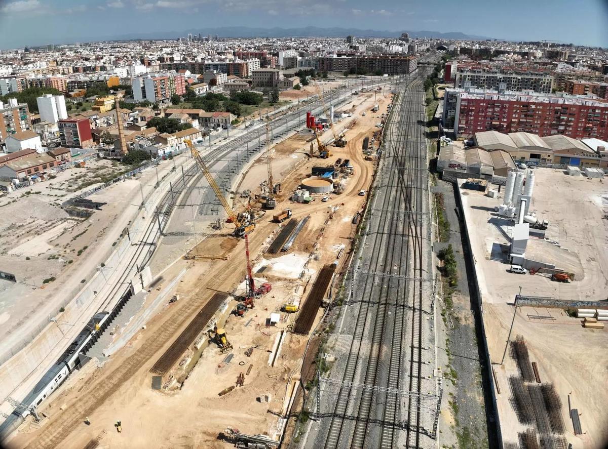 Obras de soterramiento de las vías del tren sobre las que se construirá el bulevar García Lorca