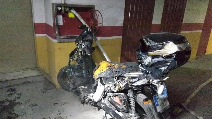 Motocicleta quemada en un garaje de Lorca