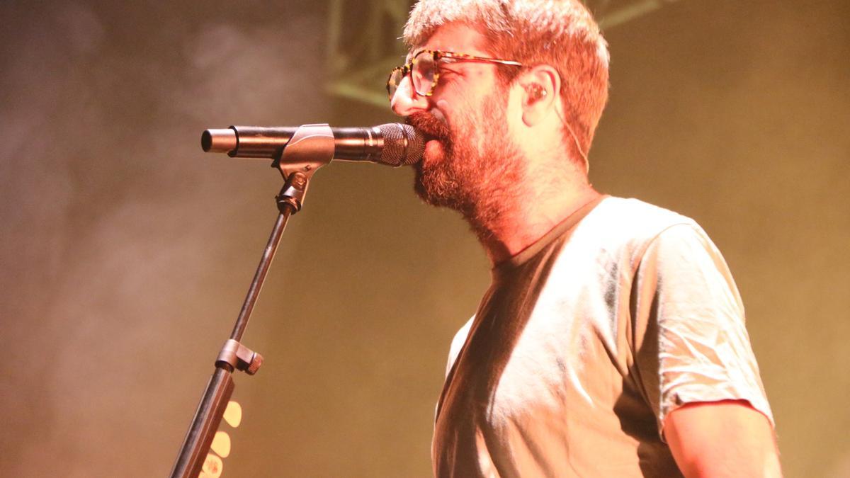 El cantant de Manel, Guillem Gisbert, durant el concert a Salt.