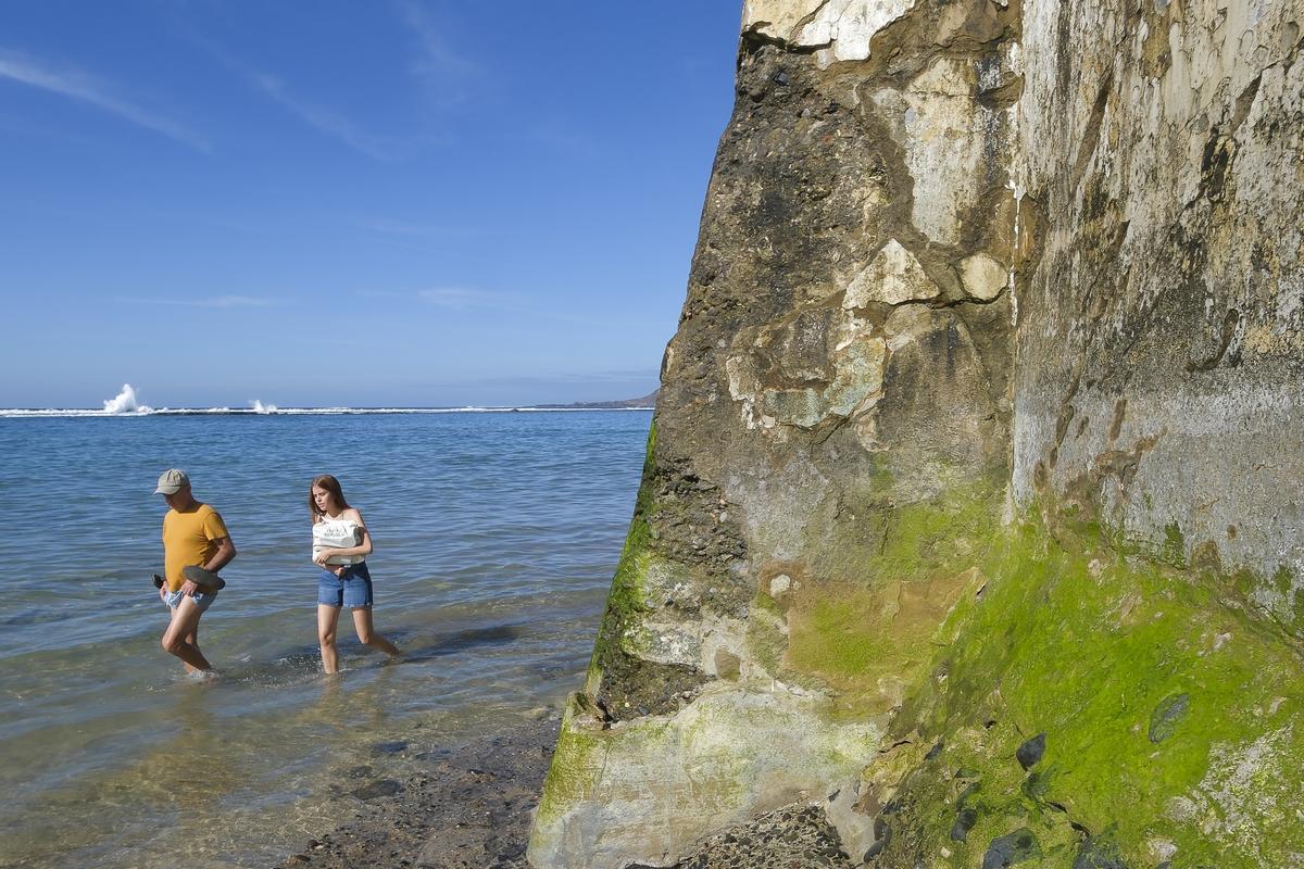 Grietas en el muro del paseo de las canteras, junto a Playa Chica