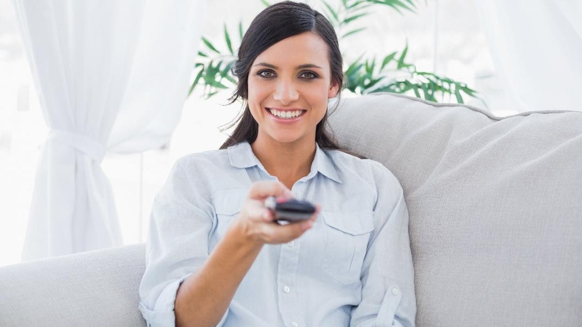 Mujer viendo la televisión