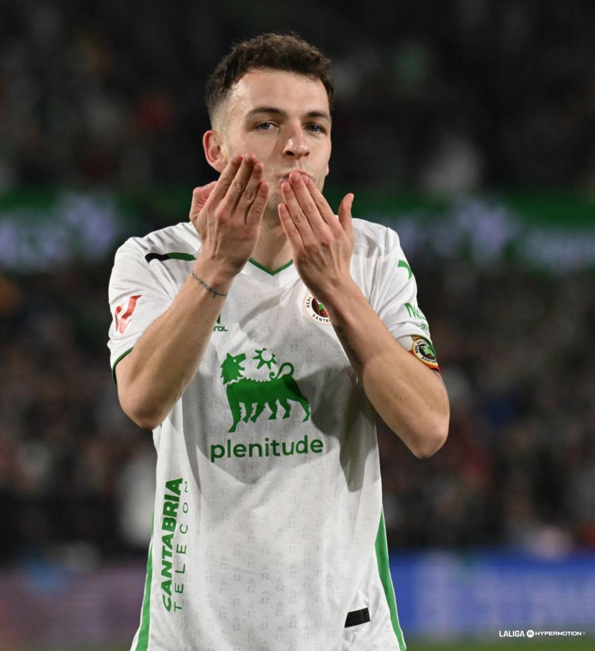 Íñigo Vicente manda besos a la grada.