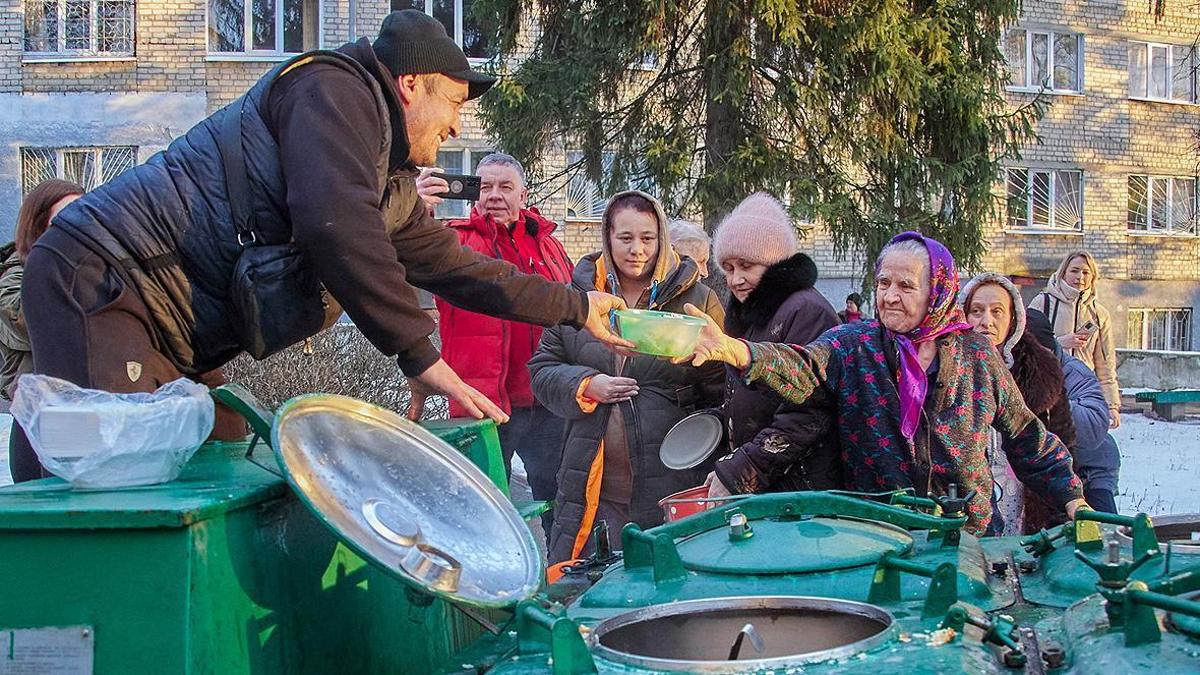 Voluntarios reparten raciones de comida a ciudadanos ucranianos en Járkov.