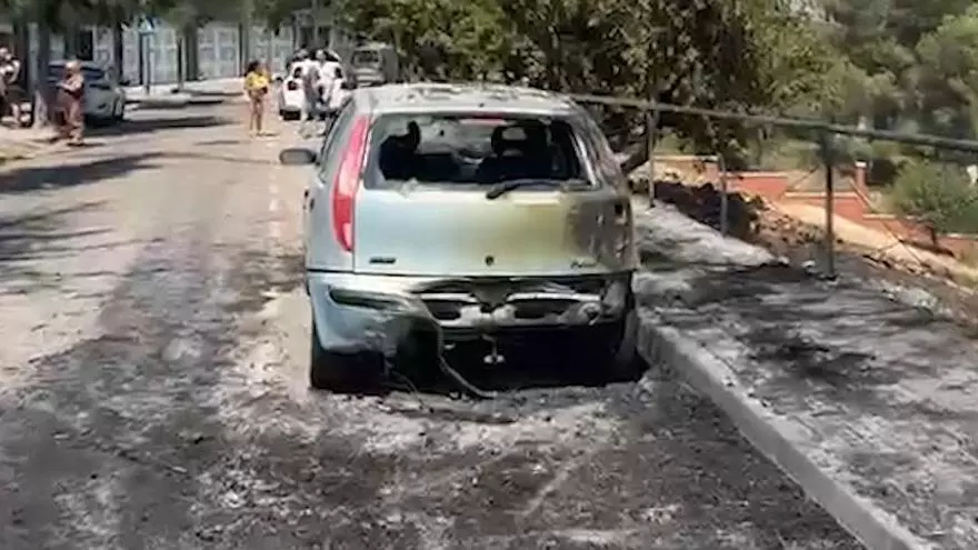 El punto cero del incendio en Gavà: un coche provoca la propagación del fuego