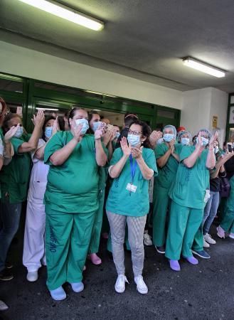 Últimos aplausos y homenaje a sanitarios del Hunsc