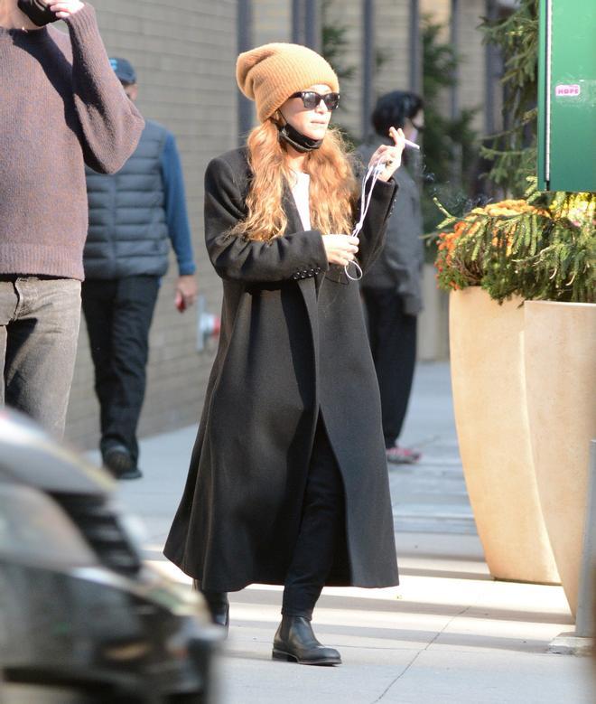 Mary Kate Olsen con un look en negro por las calles de Nueva York